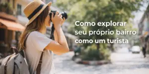 Jovem explorando bairro com câmera e mochila em rua arborizada e ensolarada