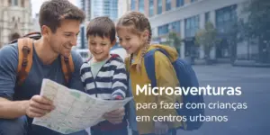 Homem com mochila e duas crianças olhando um mapa em centro urbano