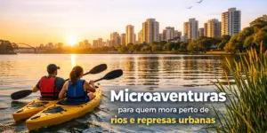 Dois caiaques amarelos no rio ao pôr do sol com skyline ao fundo