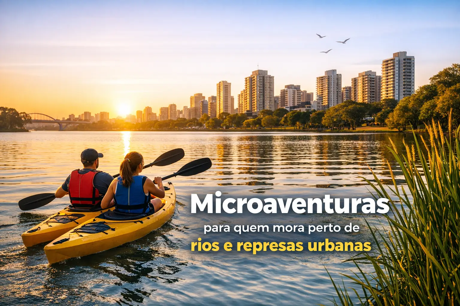 Dois caiaques amarelos no rio ao pôr do sol com skyline ao fundo