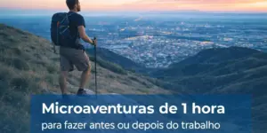 Homem com mochila e bastão olha cidade ao pôr do sol, aventura urbana