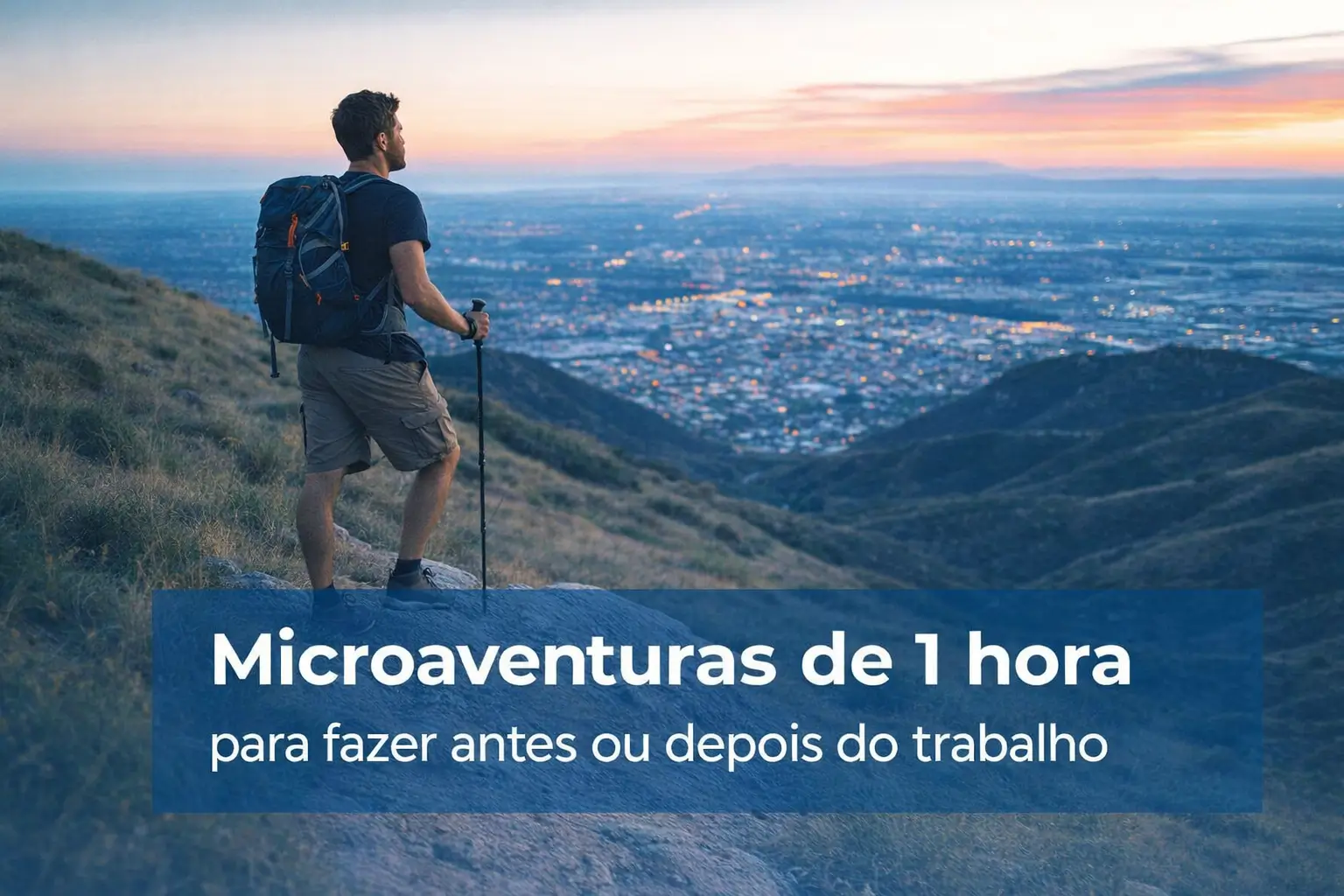 Homem com mochila e bastão olha cidade ao pôr do sol, aventura urbana