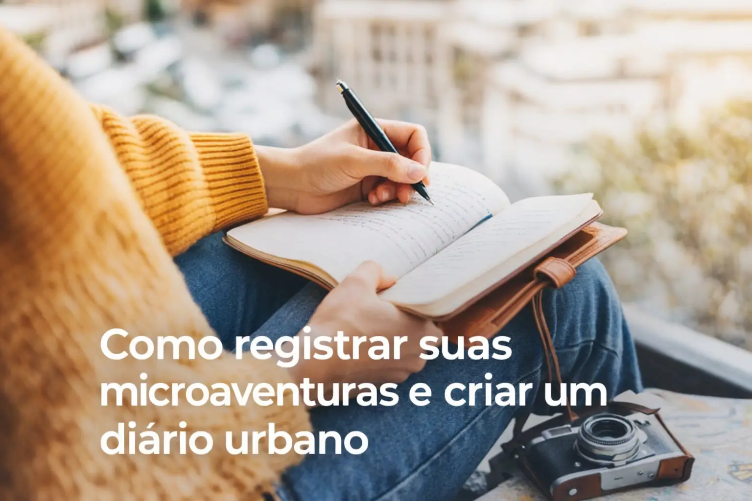 Pessoa registrando experiências em diário urbano com clima introspectivo